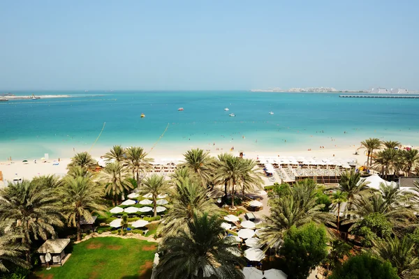 Playa con vistas a Jumeirah Palm isla artificial, Dubai, Emiratos Árabes Unidos —  Fotos de Stock
