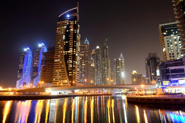 La iluminación nocturna en Dubai Marina, Dubai, Emiratos Árabes Unidos — Foto de Stock