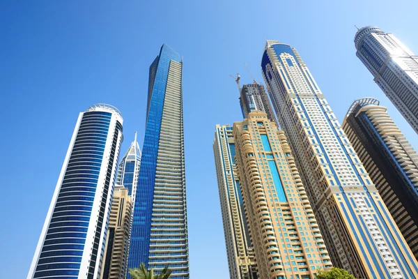 Los rascacielos modernos en la ciudad de Dubai, Emiratos Árabes Unidos — Foto de Stock