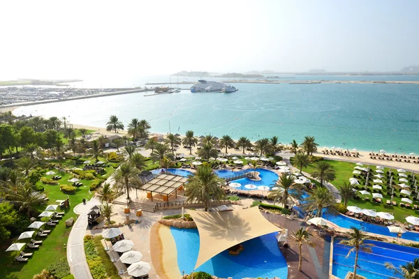 Strand mit Blick auf die von Menschenhand geschaffene Insel Jumeirah, dubai, uae — Stockfoto