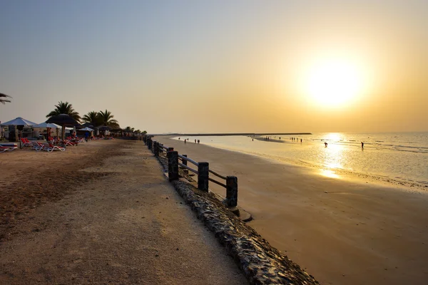 Spiaggia dell'hotel di lusso al tramonto, Ras Al Khaima, Emirati Arabi Uniti — Foto Stock