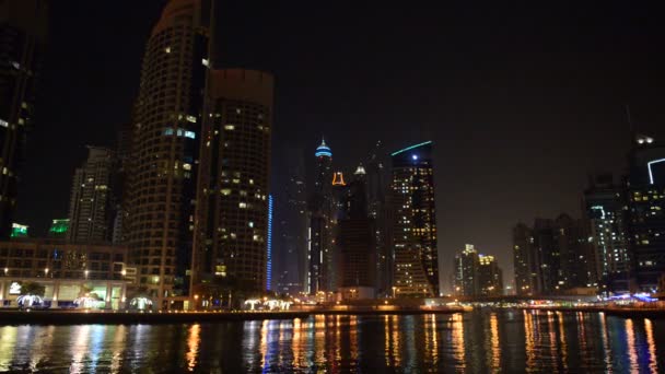 La iluminación nocturna de Dubai Marina, Emiratos Árabes Unidos — Vídeo de stock