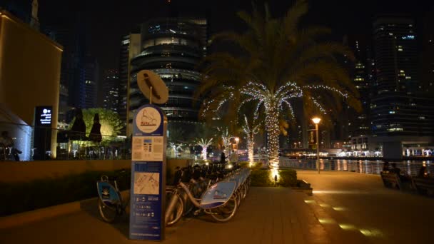 Dubaj, Spojené arabské emiráty - 8. září: stanice půjčovna kol v dubai marina nextbike na 8 září 2013 v Dubaji, Spojené arabské emiráty. je to největší mezinárodní bike sdílení sítě — Stock video