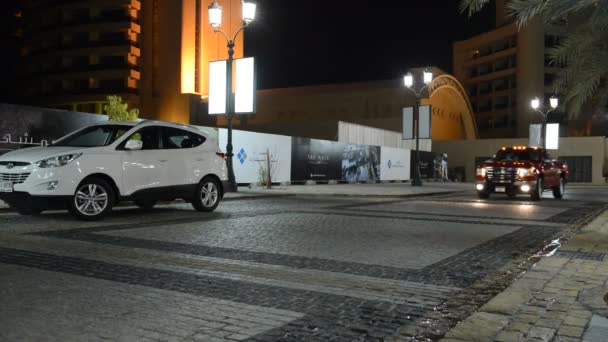 Dubai, Birleşik Arap Emirlikleri - Eylül 8: lüks SUV'lar 8 Eylül 2013 yürüyüş jbr, dubai, Birleşik Arap Emirlikleri vardır. Basra Körfezi boyunca 3 kilometre uzunluğunda yapay kanal şehirde. — Stok video