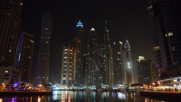 La iluminación nocturna de Dubai Marina. Es una ciudad artificial del canal, construida a lo largo de dos millas (3 km) de la costa del Golfo Pérsico. Dubai, Emiratos Árabes Unidos — Vídeo de stock
