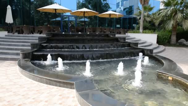 The fountains near outdoor terrace of luxury hotel, Dubai, UAE — Stock Video