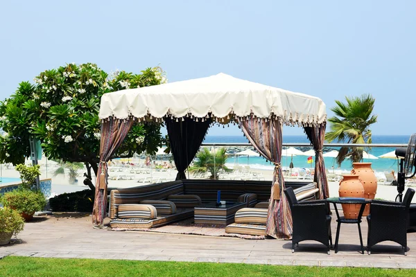 Kojan på stranden i lyxiga hotel, fujairah, Förenade Arabemiraten — Stockfoto