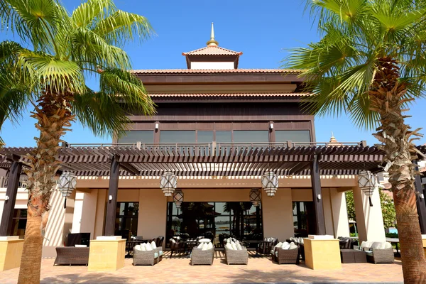 Het gebouw van Thaise stijl hotel op palm jumeirah door de mens veroorzaakte islan — Stockfoto