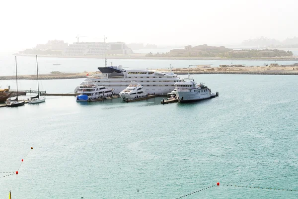 Luksusowe jachty w pobliżu plaży z widokiem na sztucznych palm jumeirah — Zdjęcie stockowe