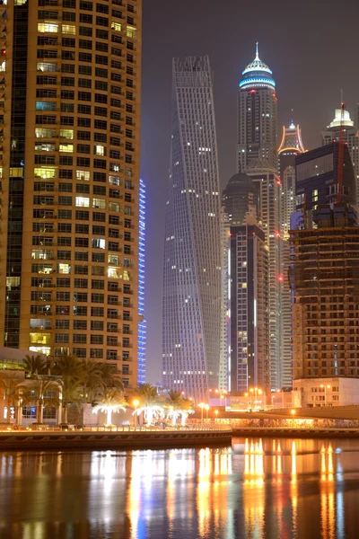 DUBAI, EAU - 11 DE SEPTIEMBRE: La Torre Cayan en iluminación nocturna — Foto de Stock