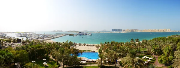 Panorama de la playa con vistas a Jumeirah Palm isla artificial , — Foto de Stock