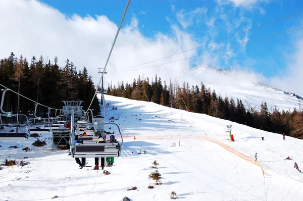 Teleferik tatranska lomnica at. popüler kayak merkezidir h — Stok fotoğraf