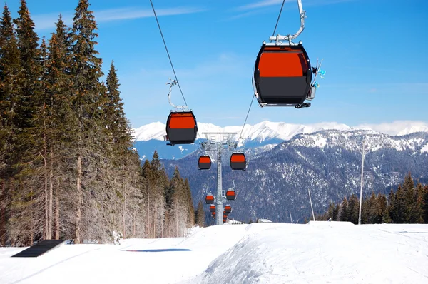 Kabin Cableway di resor ski populer di Slovakia — Stok Foto