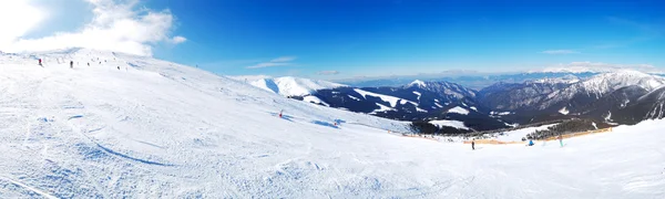 Panoramautsikt över snålskjuts område i jasna ski resort och hög ta — Stockfoto