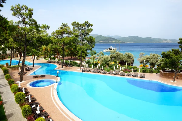 Swimming pool and yacht at the pier on Mediterranean turkish res — Stock Photo, Image