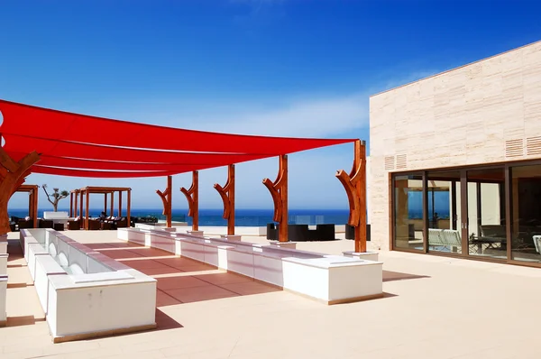 Terrasse extérieure à l'hôtel de luxe moderne, Crète, Grèce — Photo