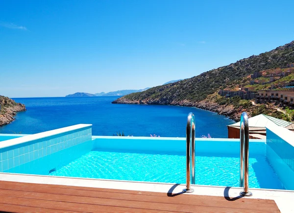 Бассейн с видом на море на роскошной вилле, Крит, Греция — стоковое фото