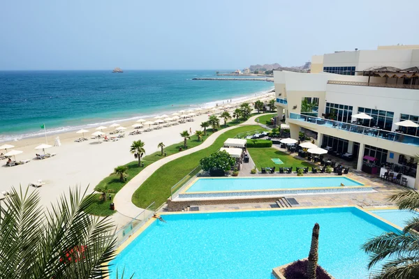 A praia e as piscinas no hotel de luxo, Fujairah, Emirados Árabes Unidos — Fotografia de Stock