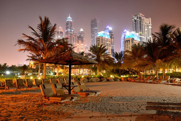 Iluminación nocturna de playa del hotel de lujo, Dubai, Emiratos Árabes Unidos — Foto de Stock
