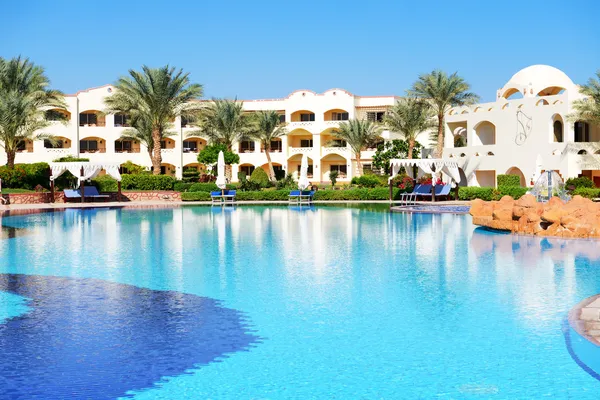 Camas de sol perto da piscina no hotel de luxo, Sharm el Sheikh, Egy — Fotografia de Stock