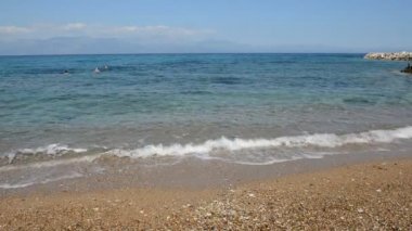 İyon Denizi sahilde lüks otel ve yüzme turistler, peloponnes, Yunanistan