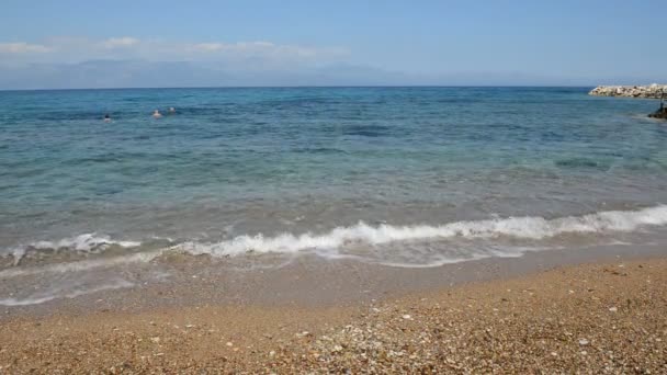 Stranden ved Det joniske hav ved luksushotell og svømmeturister, Peloponnes, Hellas – stockvideo