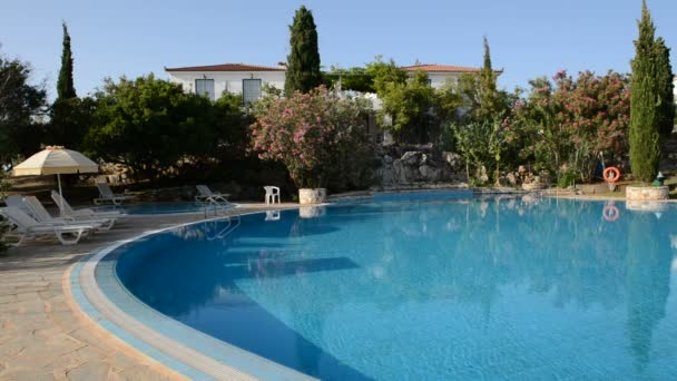 La piscina, tumbonas en hotel de lujo, Peloponnes, Grecia — Vídeos de Stock