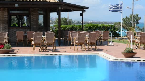 Das Schwimmbad in der Nähe von Bar und griechischer Flagge, Peloponnes, Griechenland — Stockvideo