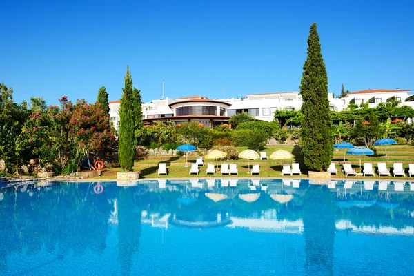 The swimming pool, sunbeds at luxury hotel, Peloponnes, Greece — стокове фото