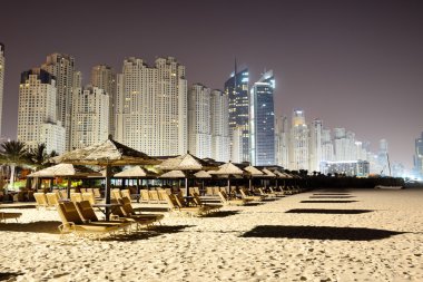 Lüks otelin kumsal gece aydınlatması, Dubai, BAE