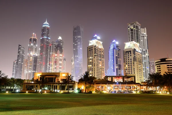 Illuminazione notturna sulla spiaggia dell'hotel di lusso Dubai, Emirati Arabi Uniti — Foto Stock