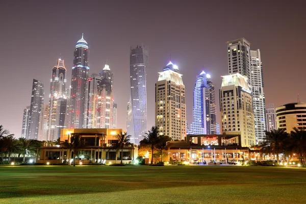 Iluminación nocturna de playa del hotel de lujo, Dubai, Emiratos Árabes Unidos —  Fotos de Stock