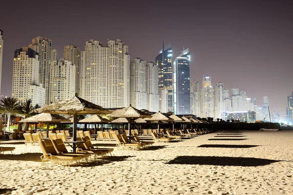 Iluminación nocturna de playa del hotel de lujo, Dubai, Emiratos Árabes Unidos —  Fotos de Stock