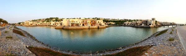 Panorama del hotel de lujo durante el atardecer y la playa, Ras Al Kha — Foto de Stock