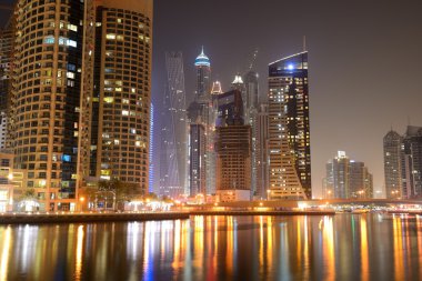 dubai Yat Limanı ve cayan tower, dubai, gece aydınlatma,