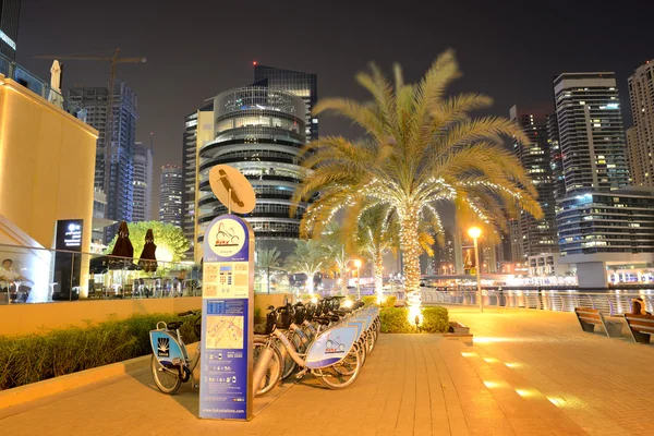 Dubai, Verenigde Arabische Emiraten - 8 september: de fiets verhuur station in dubai marin — Stockfoto