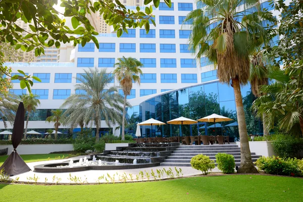 Fontány v blízkosti venkovní terase luxusní hotel, Dubaj, Spojené arabské emiráty — Stock fotografie