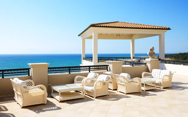 Terraza con vistas al mar de hotel de lujo, Peloponnes, Grecia — Foto de Stock