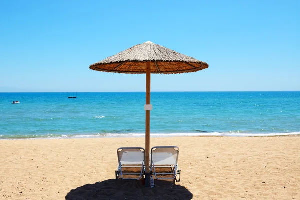 La spiaggia del moderno hotel di lusso Peloponneso, Grecia — Foto Stock
