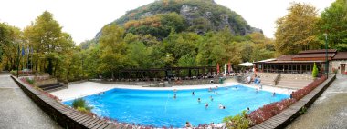 Loutra, aridea, Yunanistan-13 Ekim: su içinde yüzmeye turist