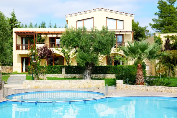 Piscina cerca de villa en el hotel de lujo, Halkidiki, Grecia — Foto de Stock