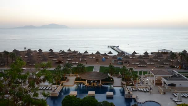 Zeitraffer von Sonnenaufgang und Strand im Luxushotel Sharm el Sheikh, Ägypten — Stockvideo