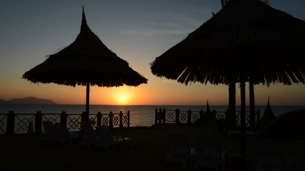 Zeitraffer von Sonnenaufgang und Strand im Luxushotel Sharm el Sheikh, Ägypten — Stockvideo