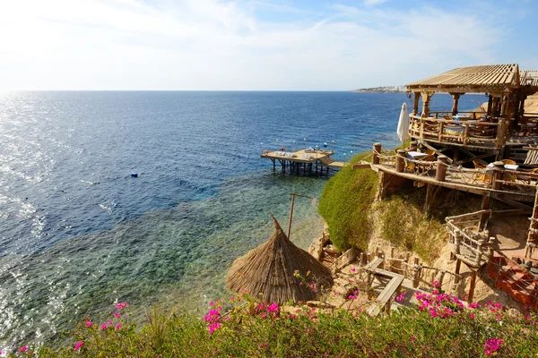 Outdoor restaurant and beach at the luxury hotel, Sharm el Sheik — Stock Photo, Image