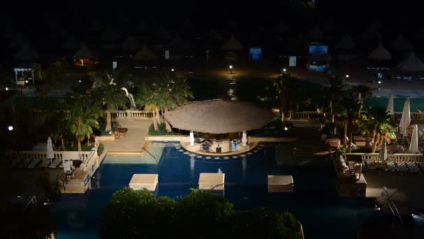 Bazén a bar v noční osvětlení na luxusní hotel, sharm el sheikh, egypt — Stock video