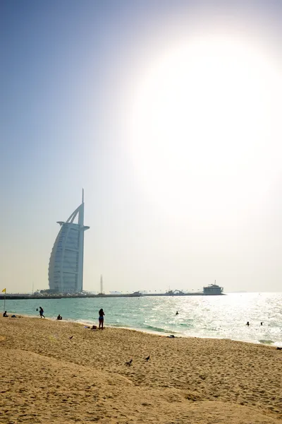 La playa cerca del primer hotel de lujo de siete estrellas del mundo Burj Al Ar — Foto de Stock