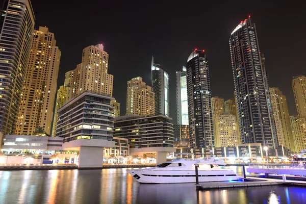 Nachtbeleuchtung im Jachthafen von Dubai. Es ist ein künstlicher Kanal. — Stockfoto