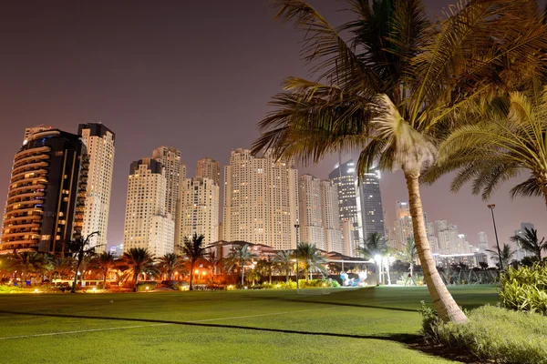 Iluminación nocturna del hotel de lujo, Dubai, Emiratos Árabes Unidos — Foto de Stock