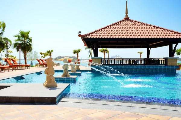 Palm jumeira에 태국 스타일 호텔에서 해변 근처 수영장 — 스톡 사진