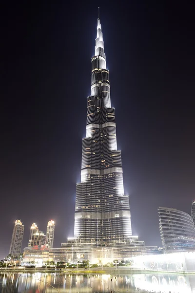 Dubaj, Spojené arabské emiráty - 9. září: pohled na burj khalifa a umělých — Stock fotografie